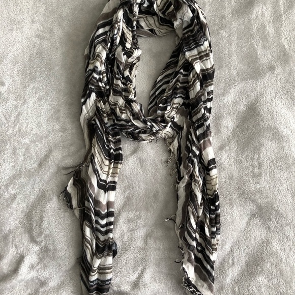 Black and white striped scarf. - Picture 1 of 1